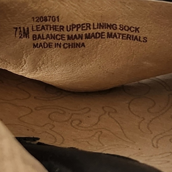 Sofft Black Leather 2" Kitten Heels Slingback Sandals - Picture 11 of 11